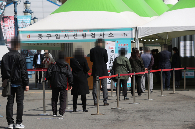 1일 오전 서울역광장에 마련된 임시선별진료소에서 시민들이 검사를 받기 위해 줄을 서고 있다. /연합뉴스