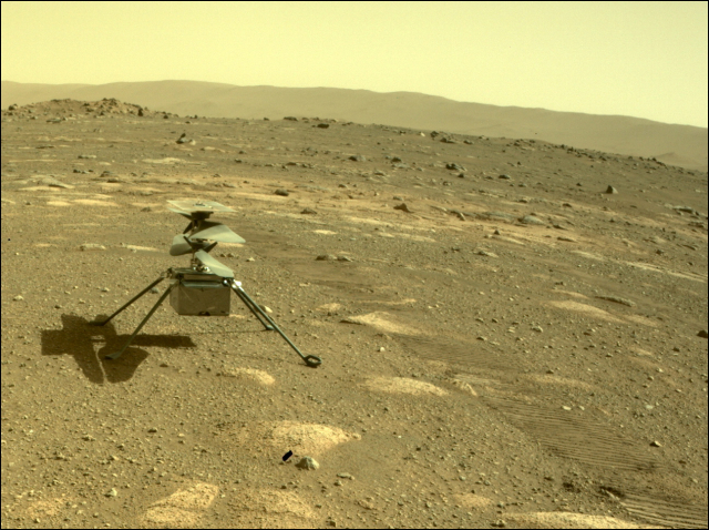 미국 연방항공우주국(NASA)의 화성 탐사 로버 '퍼서비어런스'에서 분리된 소형 헬리콥터 '인저뉴어티'가 4일 무사히 화성 표면에 안착했다./EPA연합뉴스