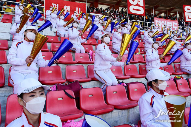 북한 주민들이 최근 평양에서 열린 ‘태양절 경축 전국 도대항 군중 체육대회-2021’에서 좌석 간 거리 두기를 하며 응원하고 있다./연합뉴스