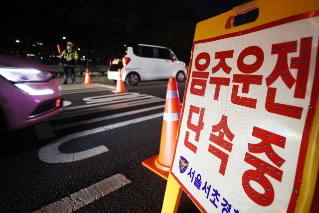 지난달 25일 밤 서울 서초 IC 진입로에서 경찰이 음주단속을 하고 있다. 24일 경찰청에 따르면 지난해 발생한 음주운전 사고는 1만7,247건으로 전년도(1만5,708건)보다 9.8% 증가했다. /연합뉴스
