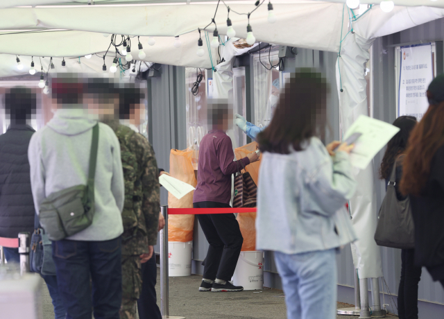 1일 오전 서울역광장에 마련된 임시선별진료소에서 시민들이 검사를 받고 있다. /연합뉴스