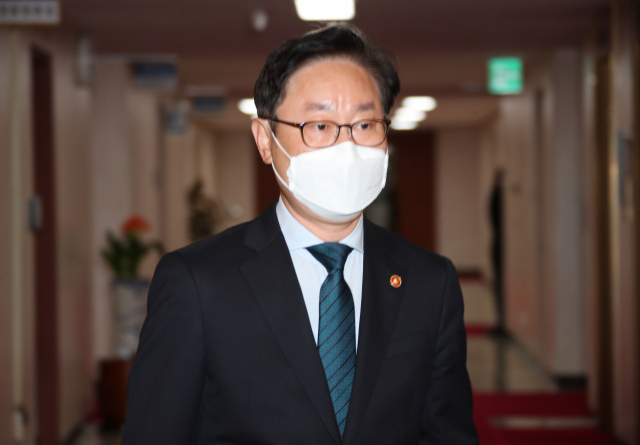 박범계 법무부 장관이 6일 정부서울청사에서 열린 국무회의에 참석하고 있다./연합뉴스