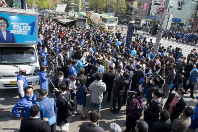 4·7 재보선 더불어민주당 박영선 서울시장 후보가 6일 오후 서울 서대문구 홍제역에서 열린 집중유세에서 유권자들과 만나며 지지를 호소하고 있다./권욱기자