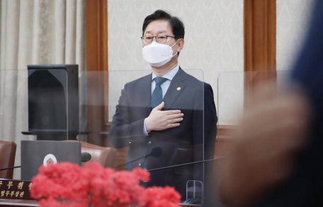 박범계 법무부 장관이 6일 정부서울청사에서 열린 국무회의에 참석해 국기에 대한 경례를 하고 있다. /연합뉴스