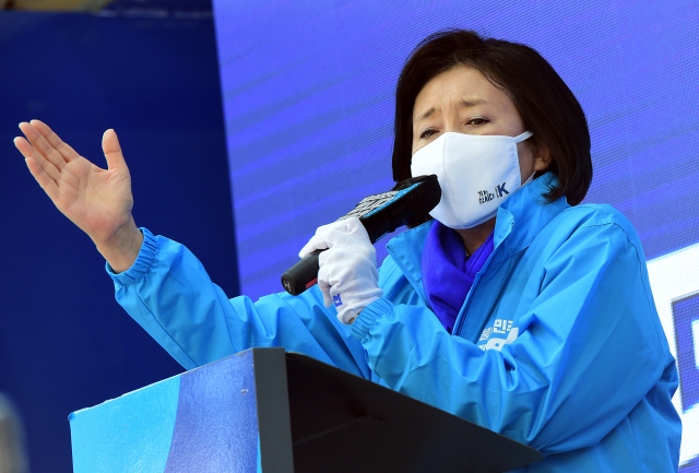 박영선 더불어민주당 서울시장 후보가 6일 서울 종로구 세종대로 인근에서 열린 유세에서 지지를 호소하고 있다. /권욱 기자