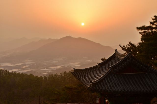 용암사의 운해와 일출은 ‘CNN이 선정한 한국의 아름다운 50곳’에 포함될 정도로 경치가 뛰어나 사진작가들의 촬영 포인트로 꼽힌다.