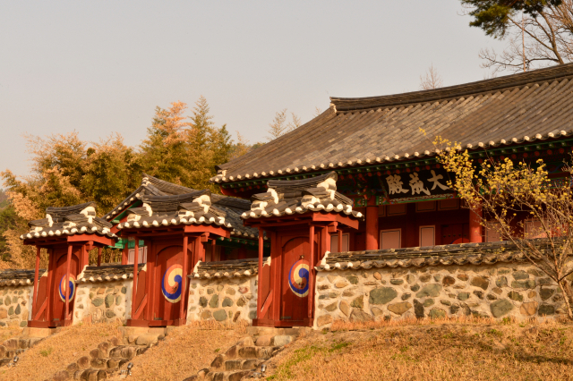 옥천향교는 조선 전기에 창건된 교육 시설로 1398년(태조7)에 현유(賢儒)의 위패를 봉안했다.