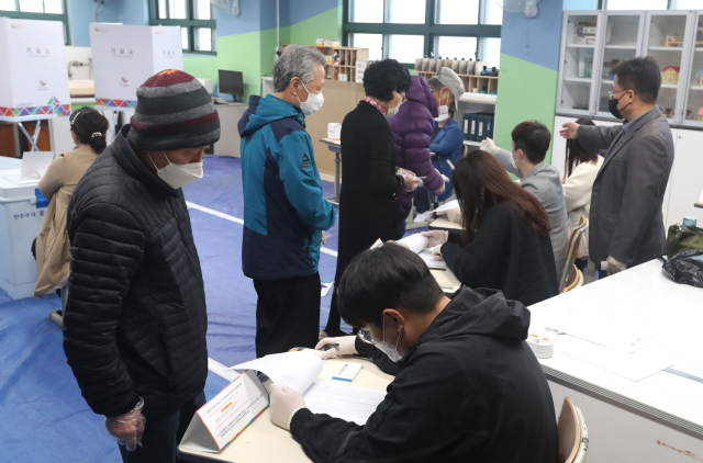 4·7 보궐선거일인 7일 오전 부산 사상구 모라중학교에 마련된 투표소에서 시민들이 투표 순서를 기다리고 있다./연합뉴스