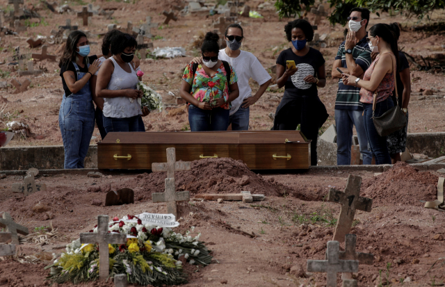 브라질 리우데자네이루의 한 묘지에서 6일(현지시간) 한 가족이 코로나19 사망자를 매장하고 있다. 이날 브라질의 하루 코로나19 사망자는 4,000명을 넘었다. /EPA연합뉴스