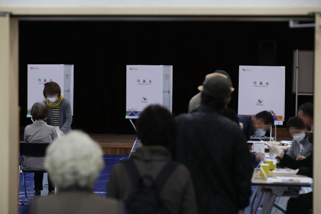 재보선 오전 9시 투표율 6.4%…서울 6.6%, 부산 5.7%