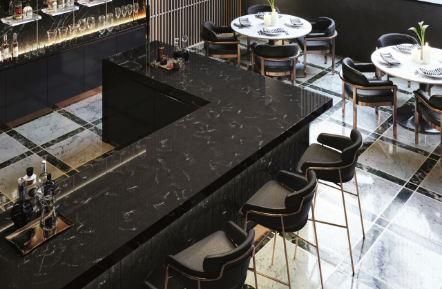LG하우시스 인조대리석 신제품 '하이막스-오로라 미드나잇'이 적용된 레스토랑의 바 공간모습. /사진제공=LG하우시스
