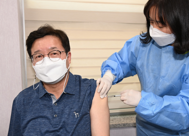 염태영 수원시장이 6일 팔달구보건소에서 백신을 접종받고 있다. /사진제공=수원시