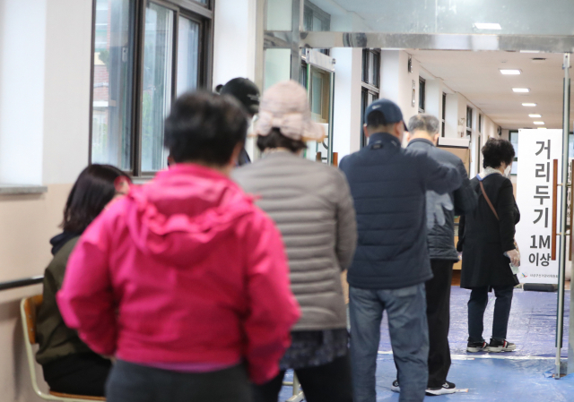 4·7 보궐선거일인 7일 부산 사상구 모라중학교에 마련된 투표소에서 시민들이 투표를 기다리고 있다. /연합뉴스