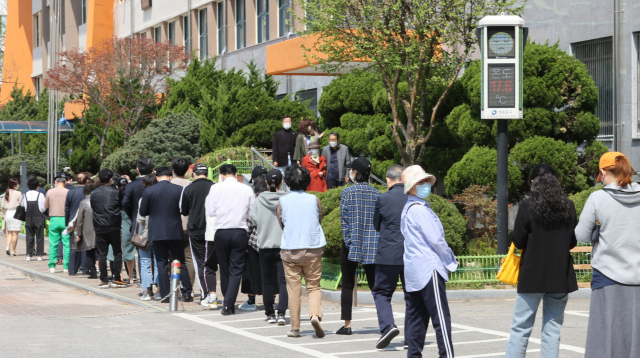 서울시장 보궐선거일인 7일 여의도 한 투표소에서 시민들이 투표하기 위해 줄을 서서 기다리고 있다. /권욱 기자