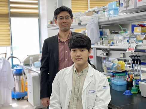 홍준식 서울대병원 교수팀과 함께 맞춤형 백혈병 치료의 단초를 찾은 김유식(왼쪽) KAIST 교수 연구팀이 포즈를 취하고 있다.