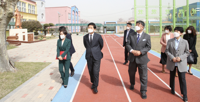 장석웅(왼쪽 세 번째) 전남교육감이 지난 3월 29일 장천초·영암서호중 통합운영학교를 둘러보고 있다. /사진 제공=전남교육청