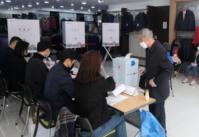 4·7 재보궐선거가 진행되는 7일 오전 부산 파크랜드 중앙점에서 유권자가 순서를 기다리고 있다./연합뉴스