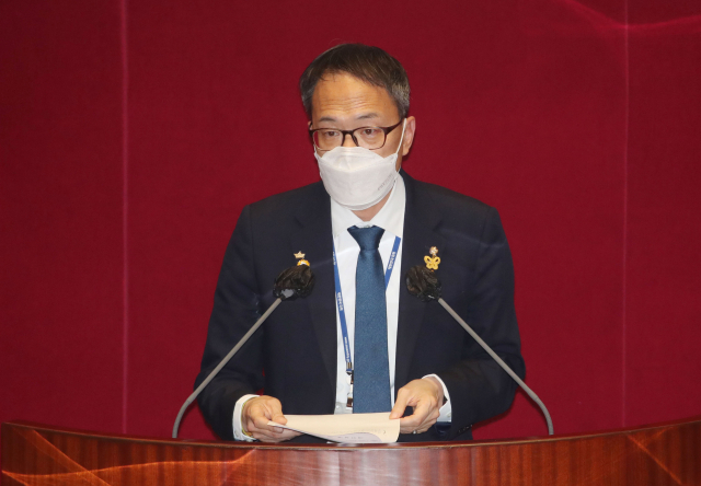 박주민 더불어민주당 의원이 지난달 34일 국회 본회의에서 스토킹범죄의 처벌 등에 관한 법률안에 대한 제안설명을 하고 있다. / 연합 뉴스