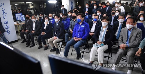 '참패' 예상 출구조사에…민주당 개표 상황실 무거운 침묵만