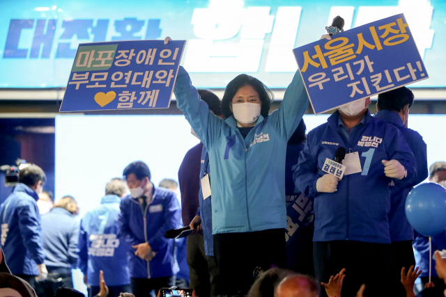 박영선 더불어민주당 서울시장 후보가 전날(6일) 서울 마포구 상상마당 인근에서 열린 집중유세에서 지지를 호소하고 있다. /권욱 기자