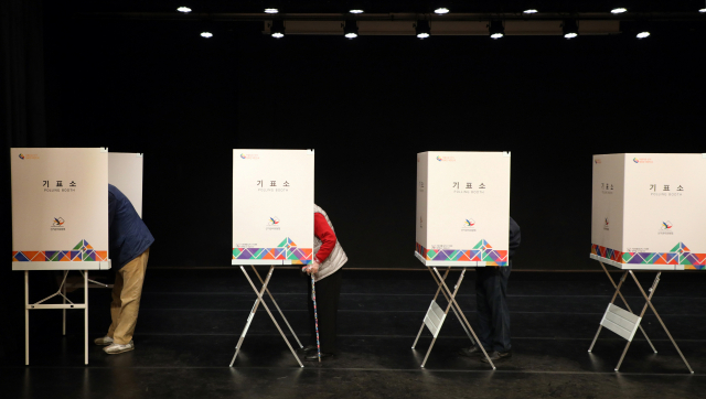4·7 재보궐 선거일인 7일 오전 구로구시설관리공단 꿈나무극장 투표소에 시민들이 투표하고 있다./연합뉴스