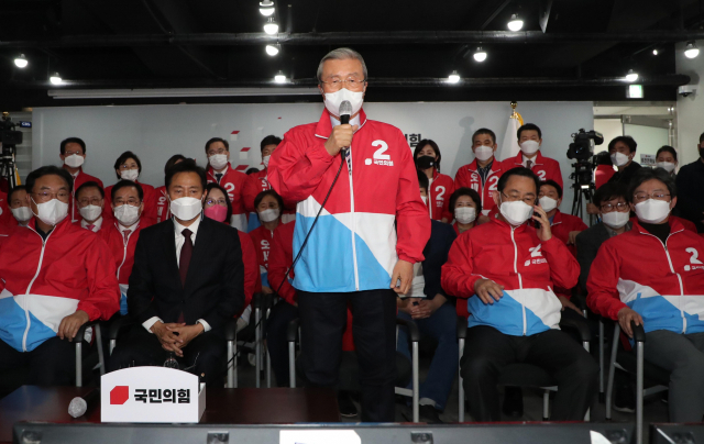 김종인 국민의힘 비상대책위원장이 7일 서울 여의도 국민의힘 중앙당사 개표상황실에서 방송3사(KBS,MBC,SBS) 공동 출구 조사 결과발표에서 국민의힘 오세훈 후보가 더불어민주당 박영선 서울시장 후보를 앞서는 걸로 예측된 뒤 소감을 말하고 있다. /연합뉴스