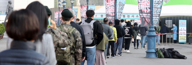 코로나19 신규 확진자가 668명으로 최근 89일 동안 가장 많이 발생한 7일 서울역 코로나19 임시선별검사소에서 시민들이 검사를 받기 위해 줄을 서 있다. /연합뉴스