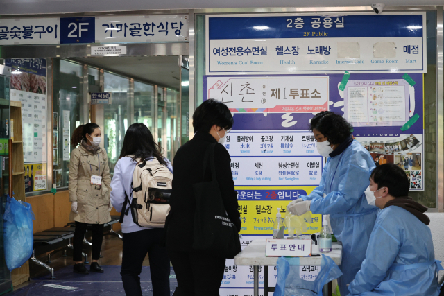 4·7 서울시장 보궐선거일인 7일 오후 서울 서대문구 한 찜질방에 마련된 투표소에서 유권자들이 소중한 한 표를 행사하고 있다./연합뉴스