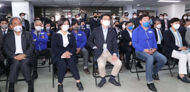 출구조사 결과 지켜보는 박영선 선거캠프