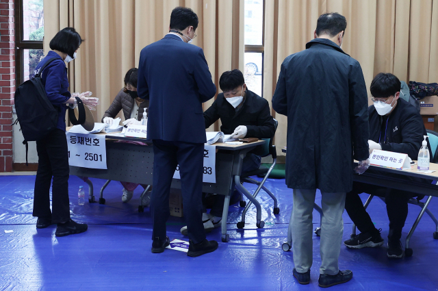 4·7재보궐선거 잠정 투표율 서울 58.2%, 부산 52.7%