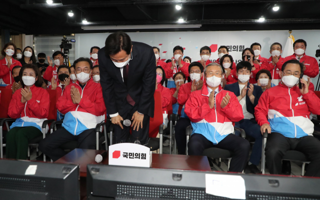 오세훈(가운데) 국민의힘 서울시장 후보가 7일 서울 여의도 국민의힘 중앙당사 개표상황실에서 방송 3사(KBS·MBC·SBS) 공동 출구조사 결과 발표에서 박영선 더불어민주당 서울시장 후보를 크게 앞서는 것으로 예측되자 박수를 받으며 인사하고 있다. /권욱기자