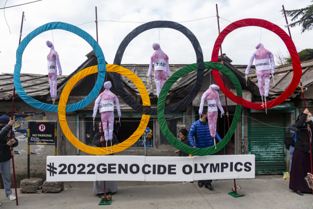 지난 2월 3일 티베트 망명자들이 2022년 동계 올림픽 개최에 반대하는 가두 시위를 인도 달살라에서 열면서 올림픽 반지를 받침대 삼아 사용하고 있다. /AP연합뉴스