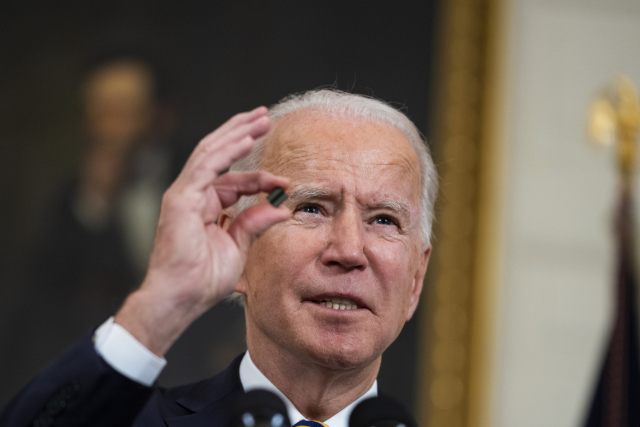 조 바이든 미국 대통령이 지난 2월 24일 백악관에서 반도체 수급 불안 사태에 대해 얘기하며 반도체 칩을 들어보이고 있다. /EPA연합뉴스