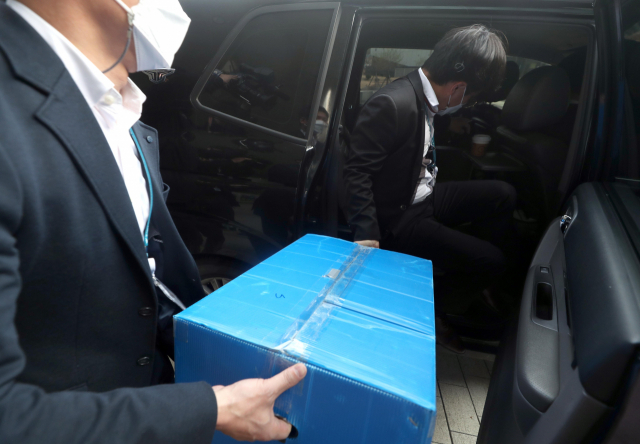 경찰이 지난달 17일 경남 진주시 한국토지주택공사(LH) 본사에서 압수품을 차량에 옮기고 있다. /연합뉴스