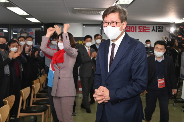박형준 부산시장이 지난 7일 오후 부산진구 선거사무소에서 당선이 확실시되자 축하를 받고 있다. /연합뉴스