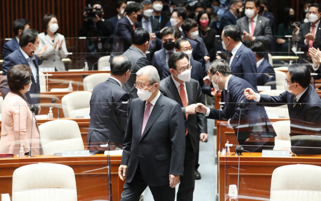 국민의힘 김종인 비상대책위원장과 주호영 원내대표 등이 8일 오전 서울 여의도 국회에서 열린 의원총회에 박수를 받으며 입장하고 있다./연합뉴스