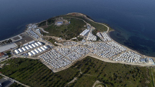 그리스 에게해 동쪽 레스보스섬에 들어선 카라테페 난민촌을 하늘에서 바라본 모습 /AP연합뉴스