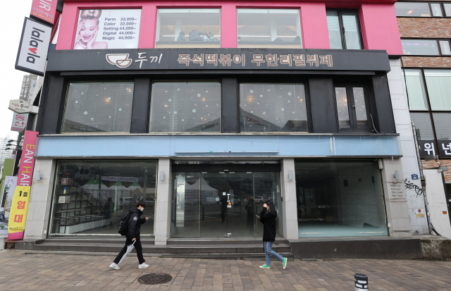 지난달 28일 오후 서울 시내의 한 대학가 인근 상점들 모습. /연합뉴스