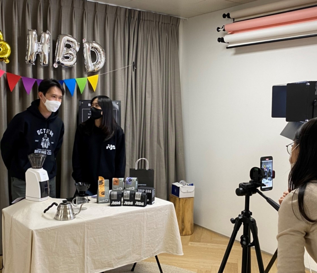 커피 원두 판매업체 빈브라더스 관계자들이 서울 종로구 네이버 쇼핑라이브 전용 스튜디오에서 촬영하고 있다./사진 제공=네이버
