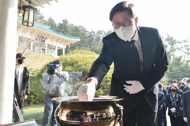 8일 제38대 부산광역시장으로 당선된 박형준 시장이 충렬사를 찾아 성역 참배를 하고 있다./사진제공=부산시