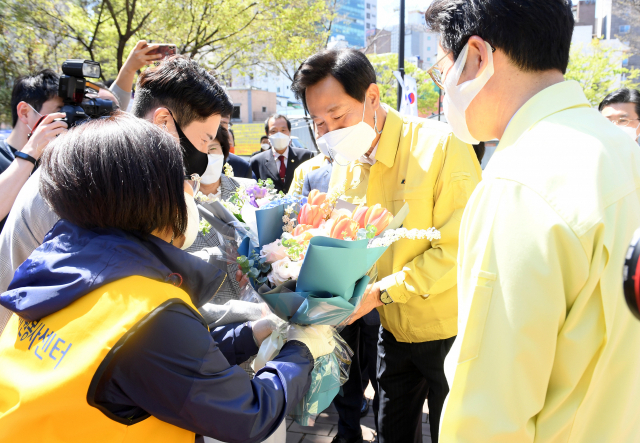 오세훈 서울시장이 8일 서울 성동구청에 마련된 서울시 1호 예방접종센터를 방문해 성동구 직원들에게서 꽃다발을 받고 있다. /사진 제공=서울시