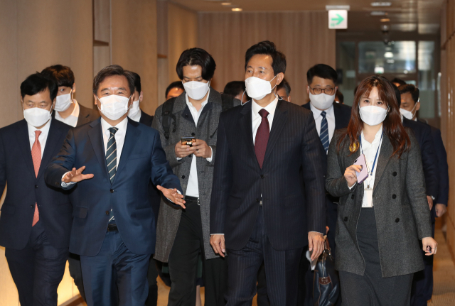 오세훈 서울시장이 8일 오전 서울시청으로 출근해 집무실로 향하고 있다. /연합뉴스