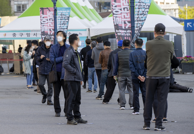 8일 오전 서울역 코로나19 임시선별검사소에 시민들이 검사를 받기 위해 줄을 서 있다./연합뉴스