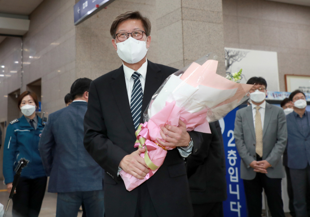 박형준 부산시장이 8일 오전 부산시청으로 첫 출근하면서 직원으로부터 꽃다발을 받고 있다./연합뉴스