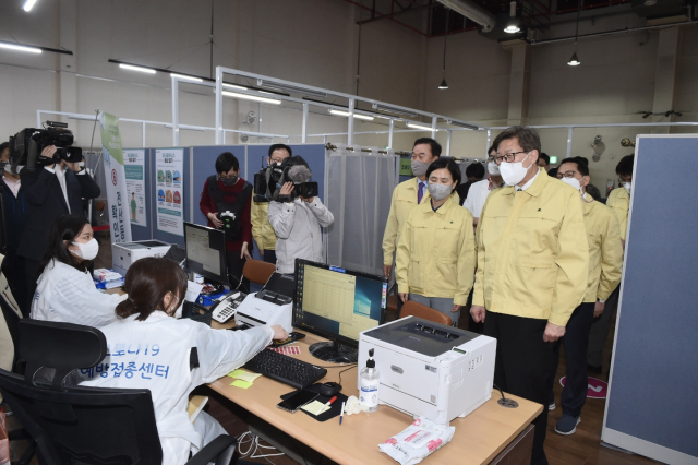 8일 첫 출근한 박형준(오른쪽) 부산시장이 부산시민공원 시민사랑채에 마련된 백신예방접종센터를 둘러보고 의료진을 격려하고 있다./사진제공=부산시