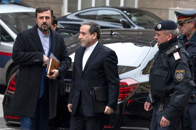 압바스 아락치 이란 외무부 차관(가운데)이 지난 6일(현지시간) 오스트리아 빈에서 열린 이란 핵합의 복원 회담에 참석하기 위해 차에서 내려 회담 장소로 향하고 있다./연합뉴스