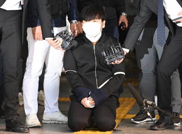 '노원 세 모녀 살인 사건' 피의자 김태현이 9일 오전 서울 도봉경찰서에서 검찰로 송치되며 
