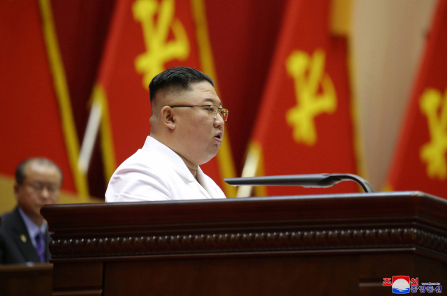 김정은 북한 노동당 총비서가 8일 세포비서대회에 참석해 결론을 발표하고 폐회사를 했다고 조선중앙통신이 9일 보도했다. /연합뉴스