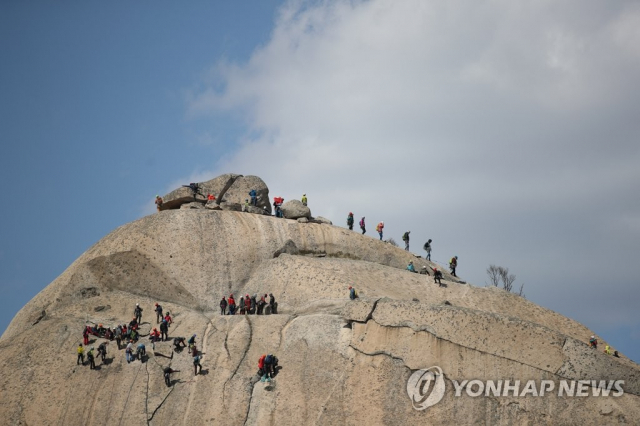 경기북부소방재난본부, 북한산 인수봉 낙석위험지역 점검