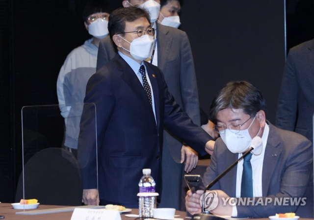 [시그널] 권덕철 장관, '국민연금 국내주식 비중 3월 말도 허용범위 이탈'